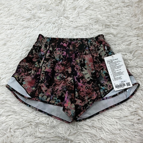 NWT Lululemon Hotty Hot Low-Rise Lined Short 4" Stencil Blossom Red Multi - Picture 1 of 4